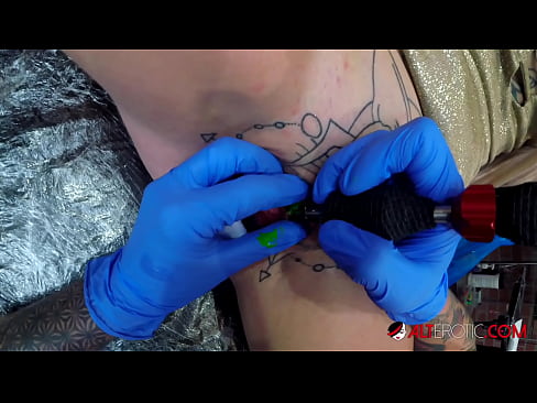 ❤️ Extremamente tatuada, a brasa Sully Savage fez uma tatuagem em seu clítoris ❤️❌ Porno fodido em pt-br.extratorrents.top ❤