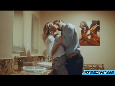 ❤️ Quando uma loira peituda o seduz em um banheiro público ❤️❌ Porno fodido em pt-br.extratorrents.top ❤